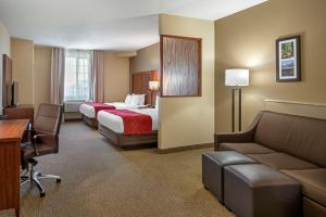 Queen Suite with Two Queen Beds room in Comfort Suites Eugene