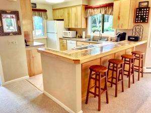 G4 Modern home with AC within walking distance of golf course and Mt Washington Hotel