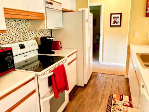 Three-Bedroom Apartment room in S6 Convenient location for your skiing getaway! Modern open floor plan fireplace AC!