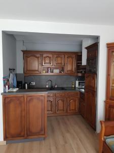 Apt JEANNE 100 m de la Plage av ventilateur au Calme Pte Cour