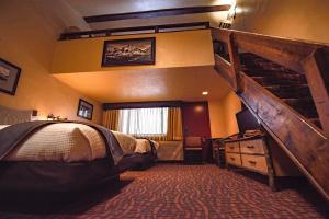 Family Loft with Three Queen Beds room in Elk Country Inn