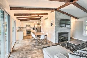 2 Mi to Lake Winnipesaukee! Group Hideaway