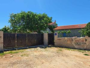 Apartment and Rooms Hacienda Stelio