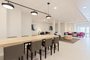 Holiday Inn & Suites Across from Universal Orlando by IHG