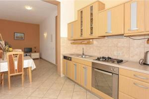 Apartments Meri with a pool - Seget Vranjica