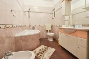 Apartments Meri with a pool - Seget Vranjica