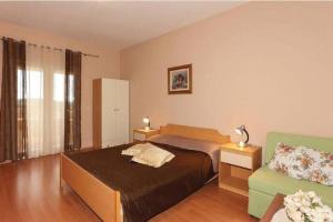 Apartments Meri with a pool - Seget Vranjica