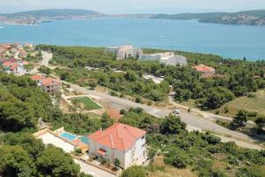 Apartments Meri with a pool - Seget Vranjica