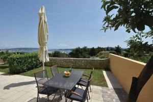 Apartments Meri with a pool - Seget Vranjica