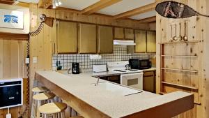 Beautiful 2 Bedroom Condo with Mountain View!