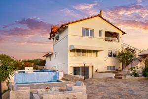 Villa Elihrisos-Quiet & Spacious Villa Large Private Heated Pool & Hot Tub