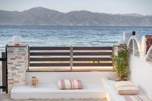 Akoli Blue - seafront Beach Cottage House Achaia Greece