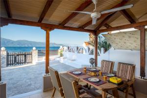 Akoli Blue - seafront Beach Cottage House Achaia Greece