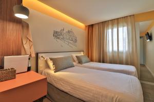 Standard Twin Room room in Kyriad Nice Port
