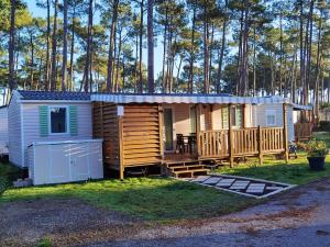 Maisons de vacances Bungalow de 2 chambres avec piscine partagee jardin amenage et wifi a Saint Julien en Born a 5 km de la plage : photos des chambres