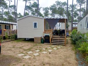 Maisons de vacances Bungalow de 2 chambres avec piscine partagee jardin amenage et wifi a Saint Julien en Born a 5 km de la plage : photos des chambres