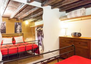 Independent in Trevi Fountain - Spain square