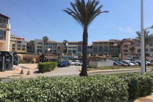 Appartement T2 avec piscine a 100 m de la plage