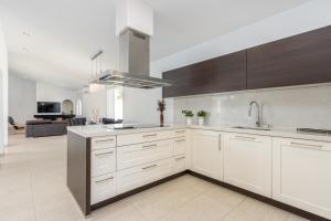 Goldhome - New house with private heated pool, parking, wifi, games room