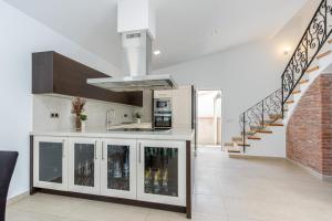 Goldhome - New house with private heated pool, parking, wifi, games room