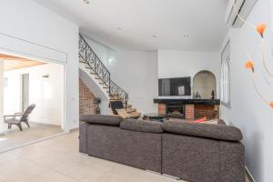 Goldhome - New house with private heated pool, parking, wifi, games room