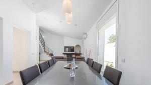 Goldhome - New house with private heated pool, parking, wifi, games room