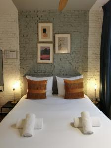 SHWAY - The Light Blue Parrot