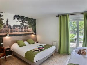 Hotels Logis Hotel du Chateau : Chambre Triple avec Terrasse - Non remboursable