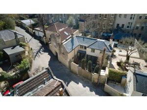 Oppulent Lansdown Crescent Mews House with Free parking - Pass the Keys