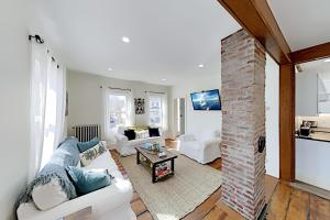 Five-Bedroom House room in Bayside Cottage & Barn - 2 Coastal-Chic Homes Duplex