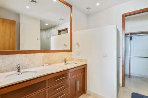 Luna Blanca Penthouse by Kivoya