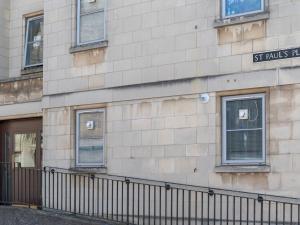 Bright modern one bed apartment - Bath city centre - Pass the Keys