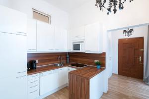 Vienna Residence, Volkstheater - Parliament