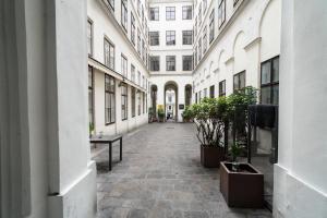 Vienna Residence, Volkstheater - Parliament