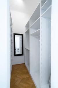 Vienna Residence, Volkstheater - Parliament