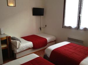 Hotels Logis Hotel Les Cordeliers : Chambre Triple