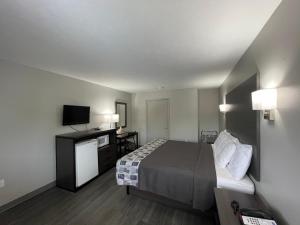 King Room - Disability Access room in Embassy Inn - Hohenwald