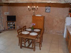 Maisons de vacances Gite Nazelles-Negron, 3 pieces, 3 personnes - FR-1-381-7 : photos des chambres