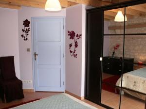 Maisons de vacances Gite Civray-sur-Esves, 4 pieces, 6 personnes - FR-1-381-323 : photos des chambres