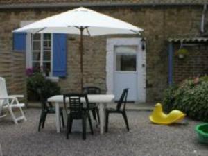 Maisons de vacances Charmant Gite Familial a 1km de la Plage avec Jardin, Wifi et Cheminee, Cote d'Opale - FR-1-376-102 : photos des chambres