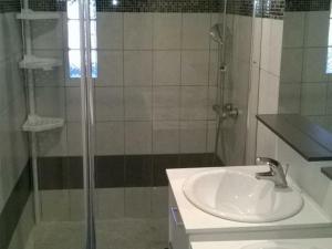 Maisons de vacances Charmant Gite Familial a 1km de la Plage avec Jardin, Wifi et Cheminee, Cote d'Opale - FR-1-376-102 : photos des chambres