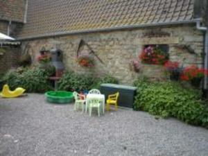 Maisons de vacances Charmant Gite Familial a 1km de la Plage avec Jardin, Wifi et Cheminee, Cote d'Opale - FR-1-376-102 : Maison de Vacances (10 Adultes)