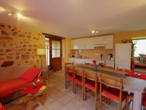 Maisons de vacances Gite Saint-Cyr-de-Valorges, 5 pieces, 8 personnes - FR-1-496-17 : photos des chambres