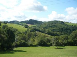 Maisons de vacances Gite Saint-Cyr-de-Valorges, 5 pieces, 8 personnes - FR-1-496-17 : photos des chambres