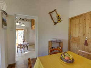 Appartements Studio Saint-Marcel-de-Felines, 1 piece, 2 personnes - FR-1-496-173 : photos des chambres