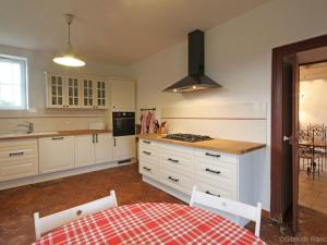 Maisons de vacances Gite Coulonges-sur-Sarthe, 7 pieces, 13 personnes - FR-1-497-118 : photos des chambres