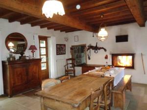 Maisons de vacances Gite Essertines-en-Donzy, 5 pieces, 10 personnes - FR-1-496-200 : photos des chambres