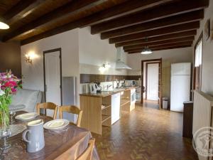 Maisons de vacances Gite Les Salles, 3 pieces, 4 personnes - FR-1-496-161 : photos des chambres