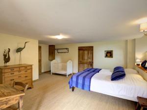 Maisons de vacances Gite Saint-Just-la-Pendue, 5 pieces, 8 personnes - FR-1-496-50 : photos des chambres