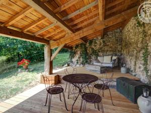 Maisons de vacances Gite Saint-Just-la-Pendue, 5 pieces, 8 personnes - FR-1-496-50 : photos des chambres